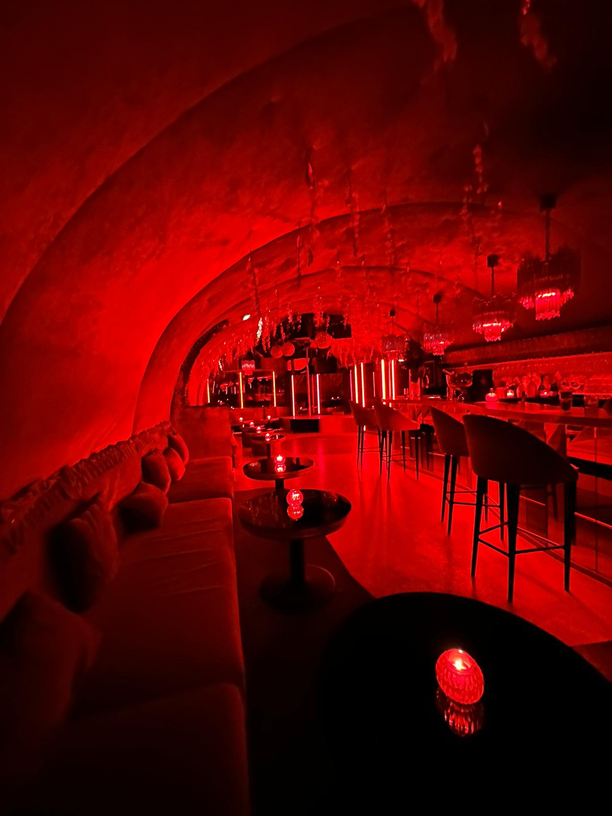 Les Chandelles Paris bar Twinkie passageway