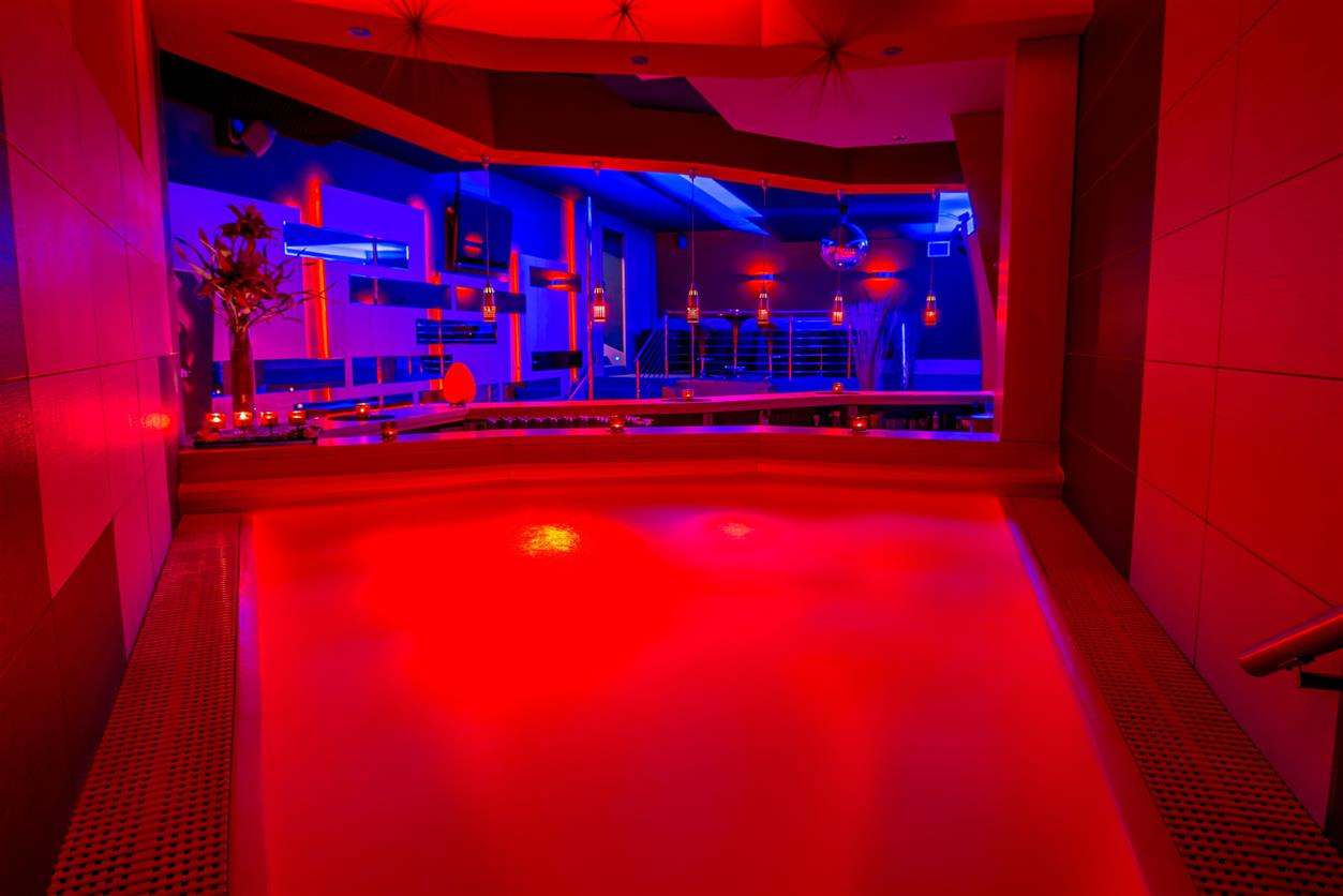 Prague Fantasy swinger club swim-up hot tub