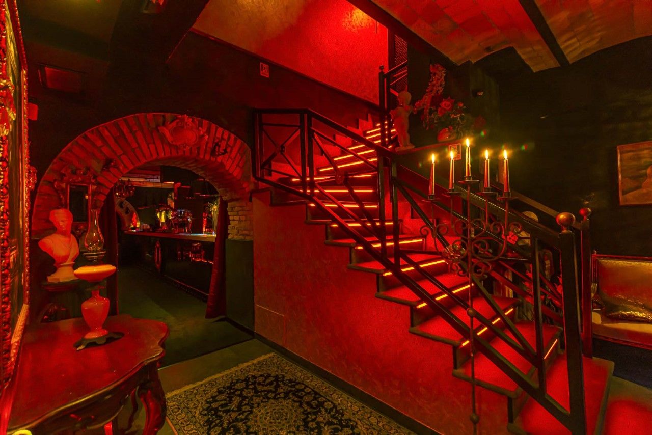 Swingers 69 Rome swinger club staircase